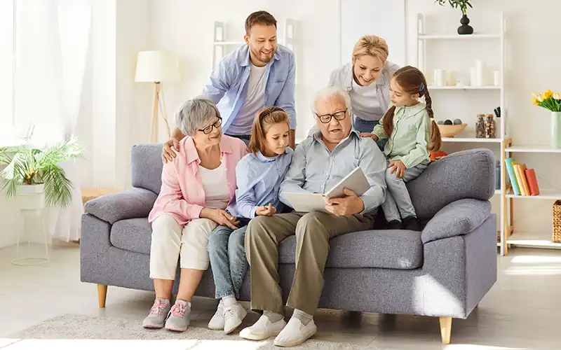Famille belge confortable après installation d'une pompe à chaleur air-eau